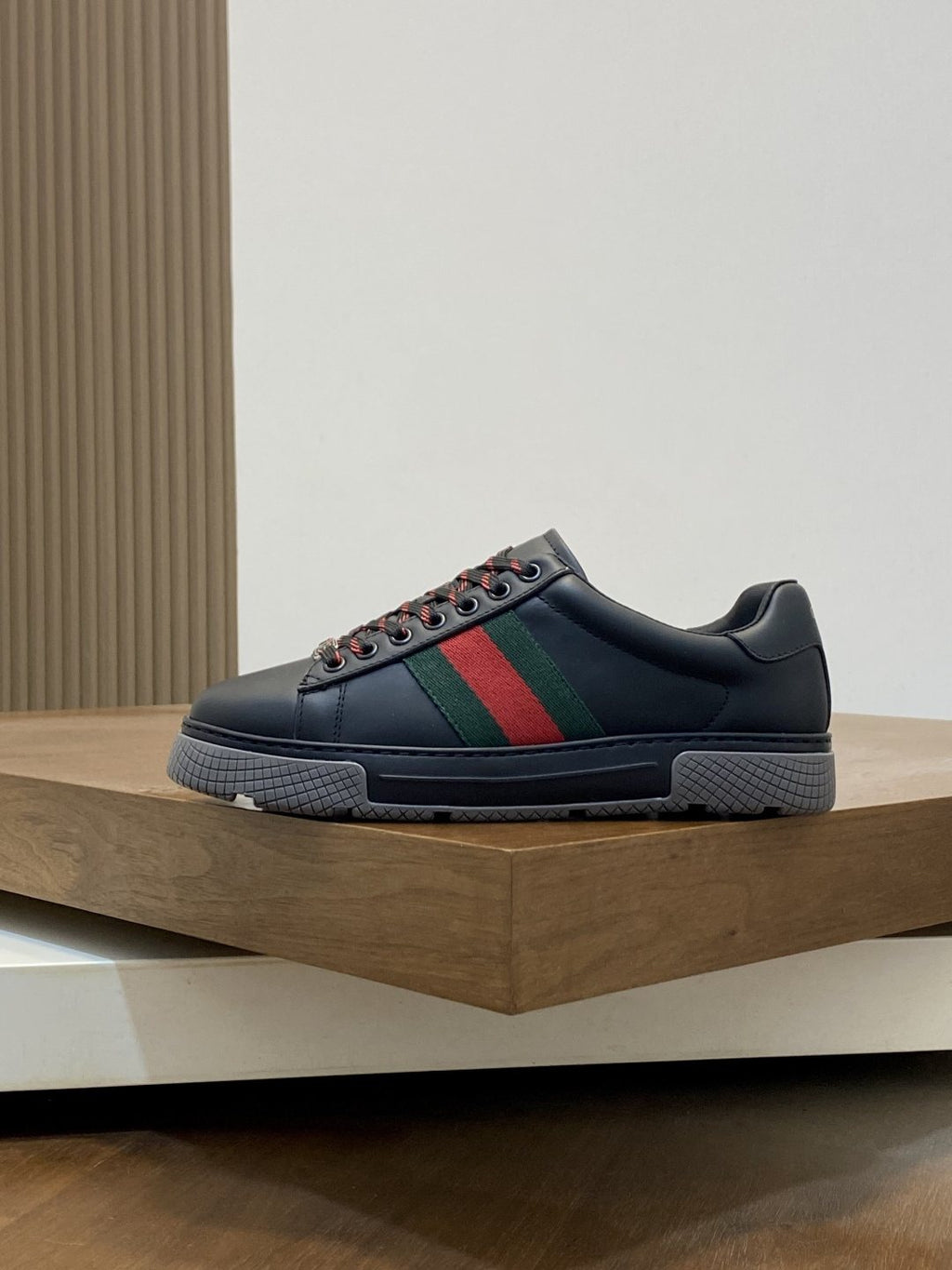 Gucci Stripe Low-Top Sneakers
